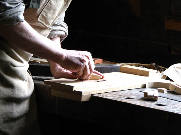 Nuestro equipo de profesionales cuenta  con muchos años de contrastada <strong>experiencia</strong> en el sector de la <strong>carpintería de madera en Tortellà</strong>.